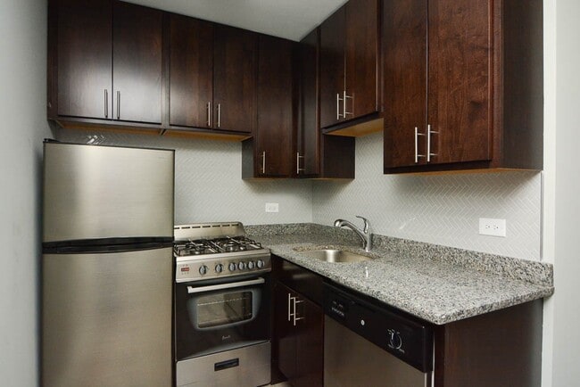 Building Photo - 535 W Surf St