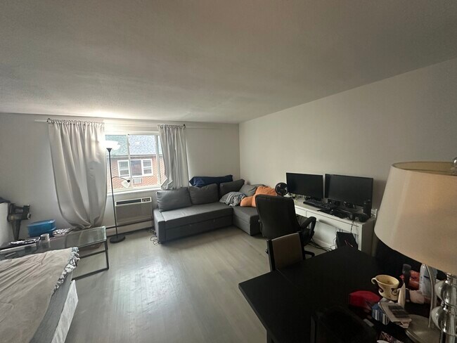 *Pictures are representative samples of the advertised unit. In some cases, the actual units you tou - 212 Kent St