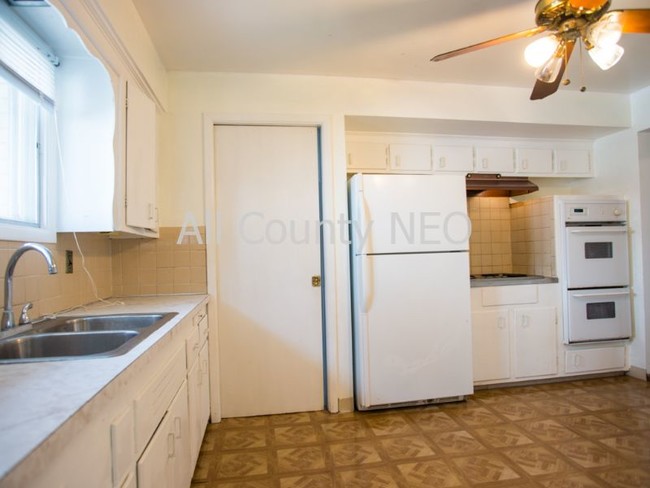 Building Photo - 5221 Catherine St