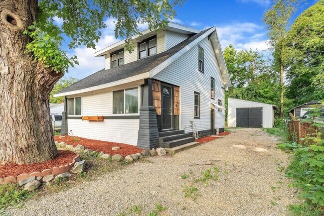 Building Photo - Spacious 3 bedroom home for rent Kalamazoo...