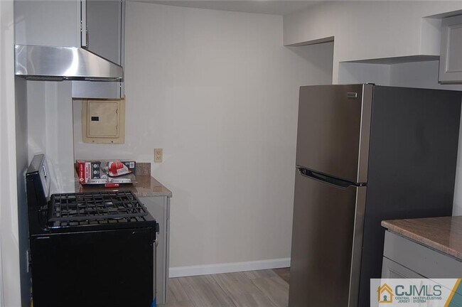 Building Photo - 57 Avenel St