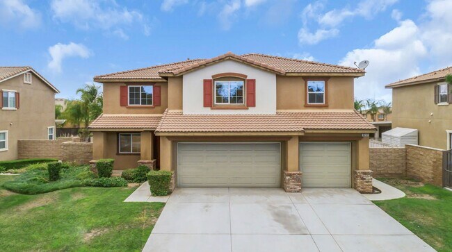 Foto del edificio - Stunning 5BR Home with Pool in Orangecrest...