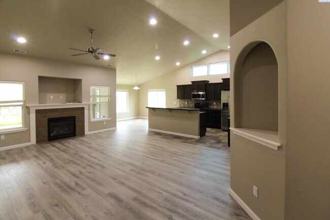 Foto del edificio - 3 bedroom, 2 bath home in Pasco