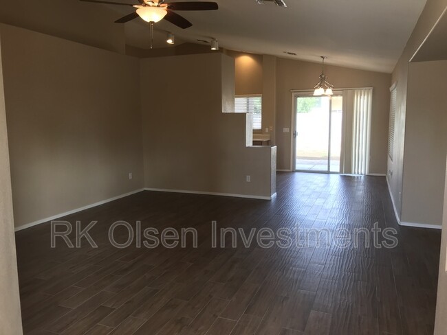 Building Photo - 3920 E Redfield Ct
