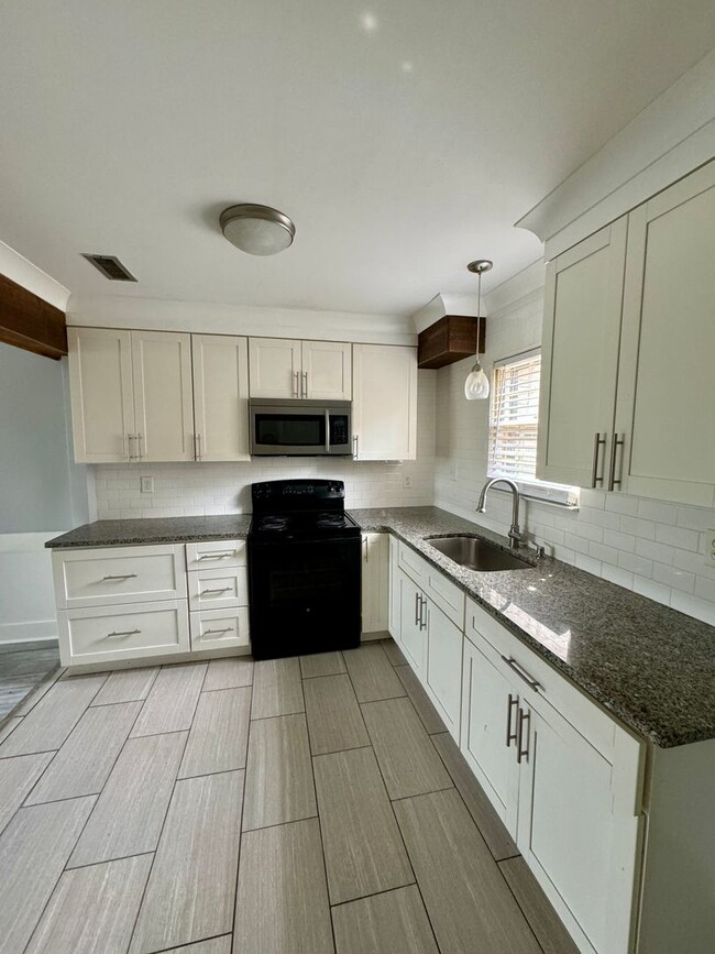 Building Photo - Cute Townhouse in South Charlotte