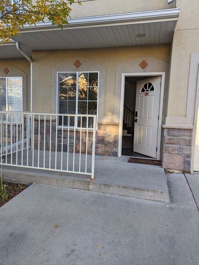Building Photo - Beautiful 3 bedrm 2.5 bath Townhome Copper...