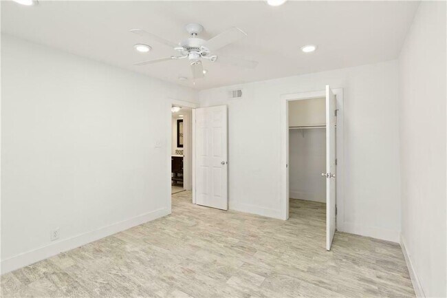 Foto del edificio - 5820 Berkman Dr