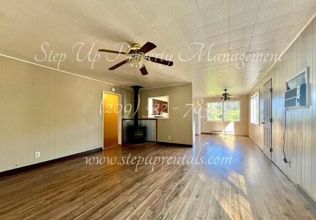 Building Photo - Rustic and Cozy 2 Bed 1 Bath Home w/ Water...