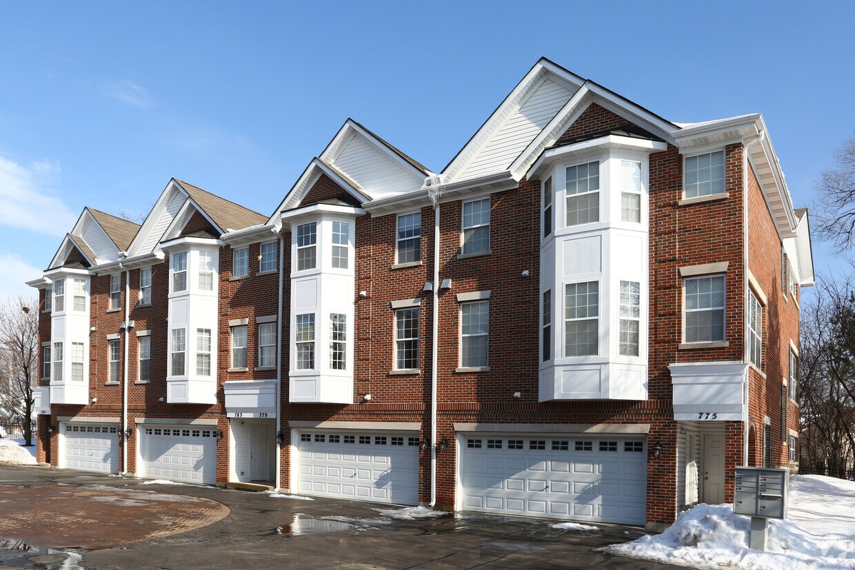 775788 W Northwest Hwy, Palatine, IL 60067 Apartments Palatine, IL