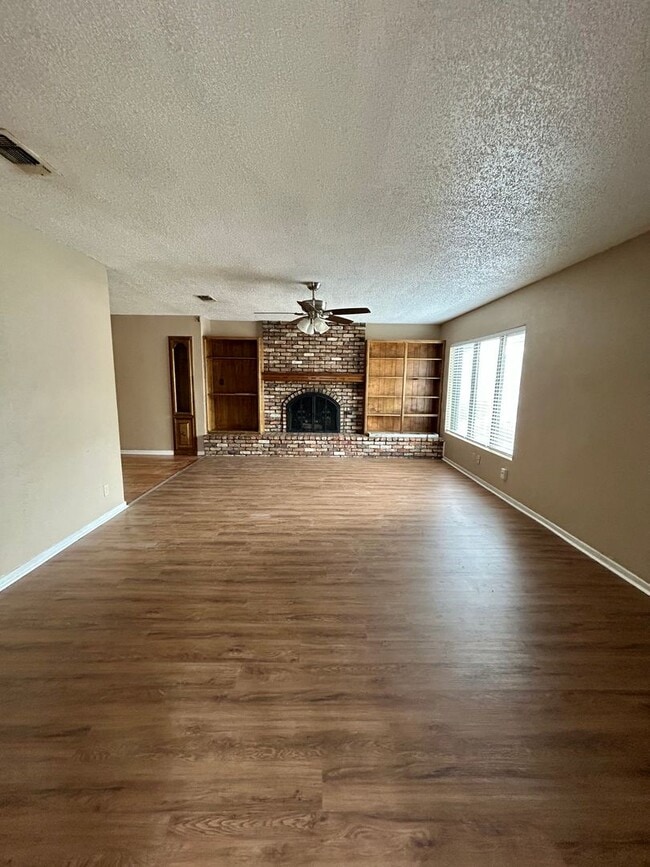 Building Photo - 3 bed and 2 bath Now Available in Tech Terrace