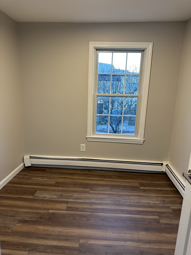 Building Photo - 1183 Kingstown Rd