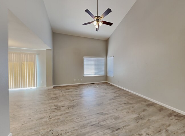 Foto del edificio - 8153 Meadowcrest Dr