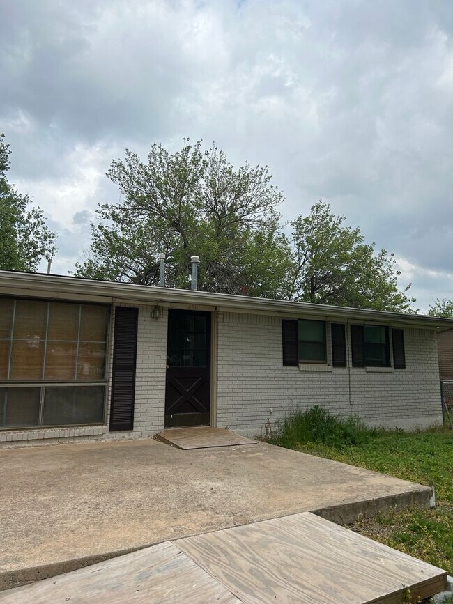 Building Photo - 2311 NW 32nd St