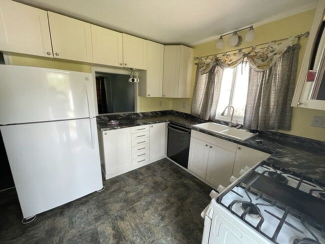 Foto del edificio - ADORABLE 3 BED 1.5 BATH BUNGALOW -----DEERING ST.