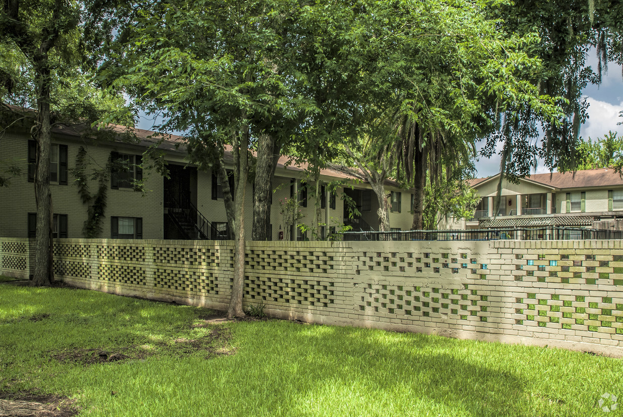 Building Photo - Willow Drive Apartments