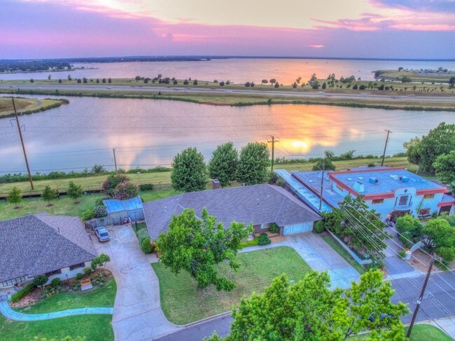 Foto del edificio - 8209 Lakehurst Dr