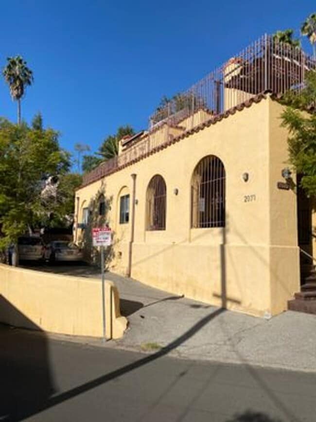 Building Photo - 2071 Vista Del Mar Ave