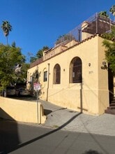 Building Photo - 2071 Vista Del Mar Ave