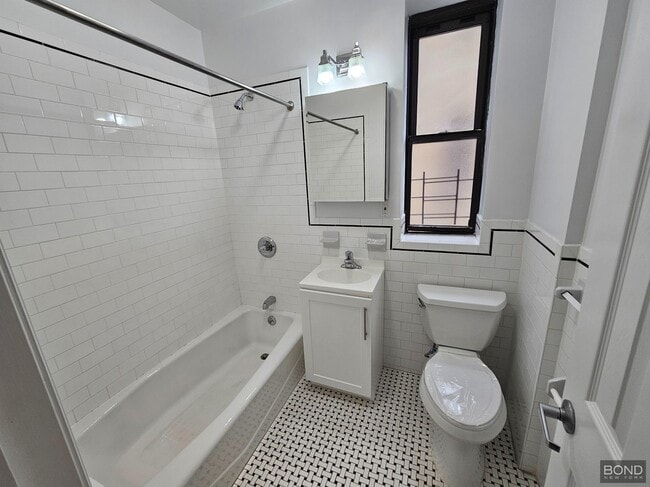 Building Photo - 605 W 170th St
