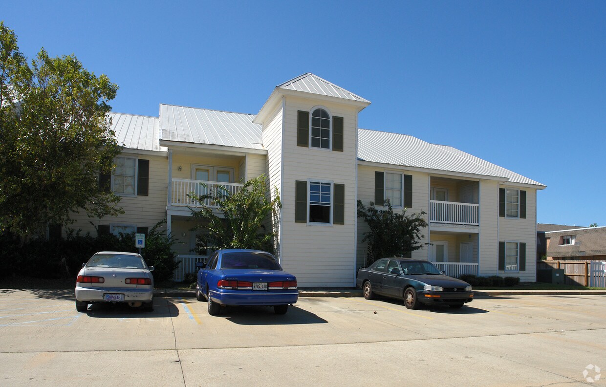 Building Photo - 3918 Governors Dr