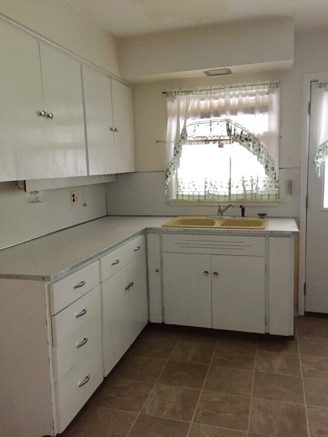 Building Photo - Cozy 3bedroom available Nov 1st.