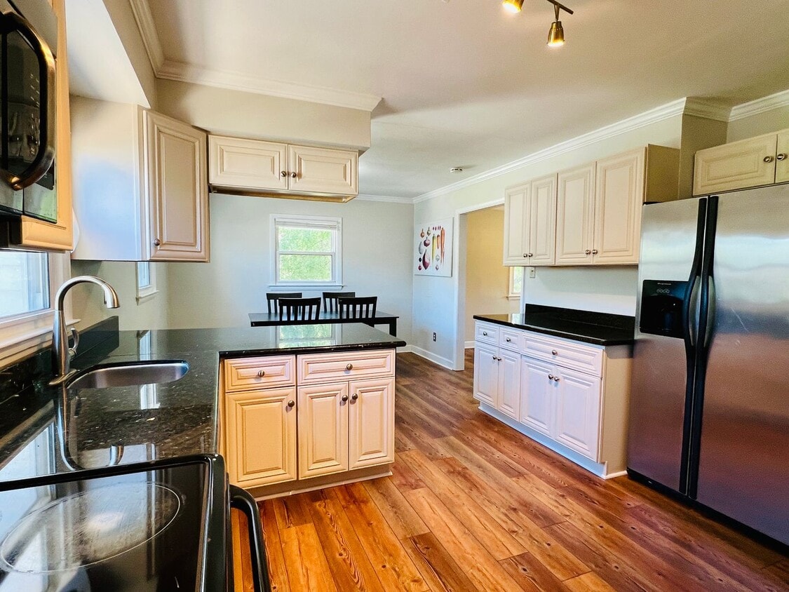 Charming Rancher in the Heart of Colonial ... - Charming Rancher in the Heart of Colonial ...