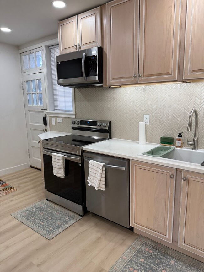 Foto del edificio - Fully Furnished & Newly Renovated 2 Bedroom Convenient to Moses Cone Hospital - Flexible Lease Te...