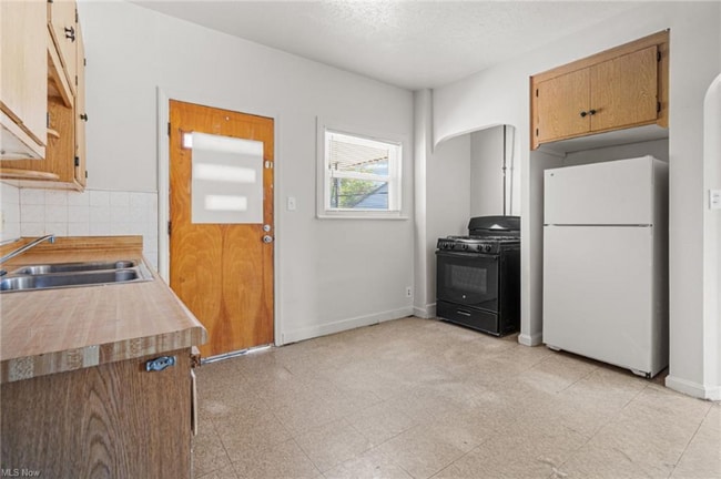 Building Photo - 15300 Waterloo Rd