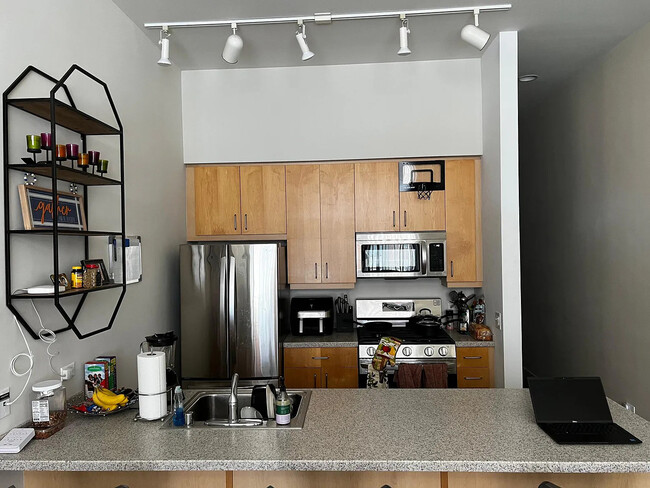 Kitchen w/ New Appliances - 939 W Madison St