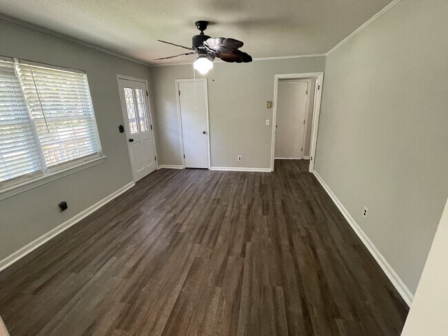 Building Photo - Quaint Two Bedroom House