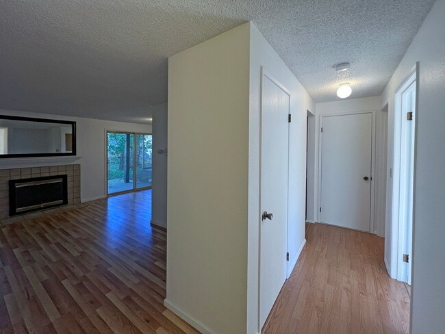 Building Photo - Renovated 1 bedroom 1 bath condo in Desira...