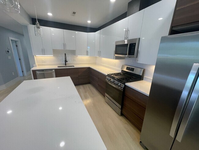 Building Photo - BROOKLINE 4BBED / 2BATH NO FEE