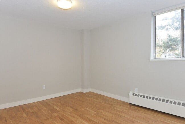 Building Photo - 230 Oak St