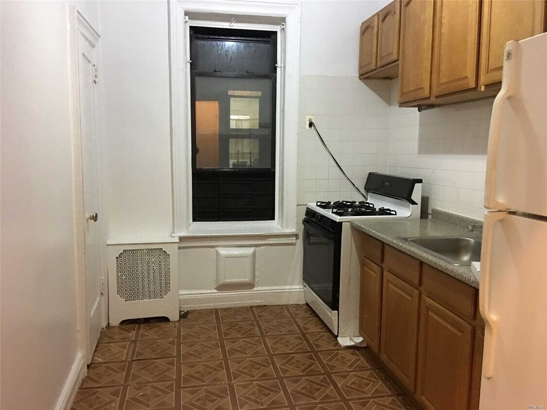 Primary Photo - 144-35 Roosevelt Ave