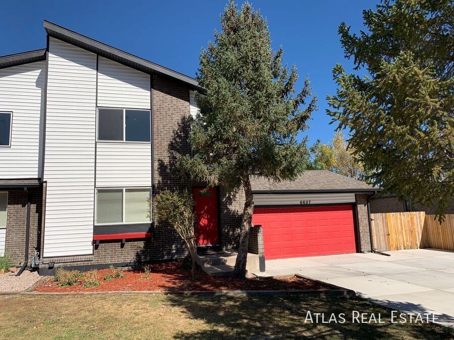 Foto principal - Spacious Duplex in Littleton with Fenced i...