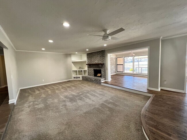Building Photo - Golf Course Living in Yukon! Surrey Hills!