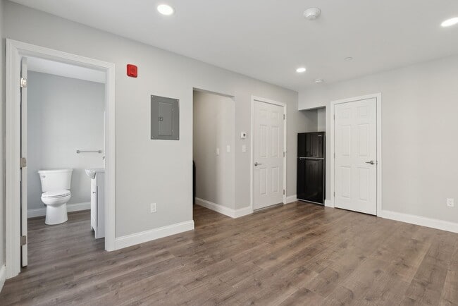 Building Photo - "610" on Congress St:  Studio Apt. 1BA $1400.00 Heat & H20 included-Available 5/01/26