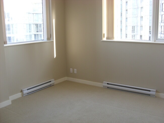 Building Photo - 1806-583 Beach Crescent