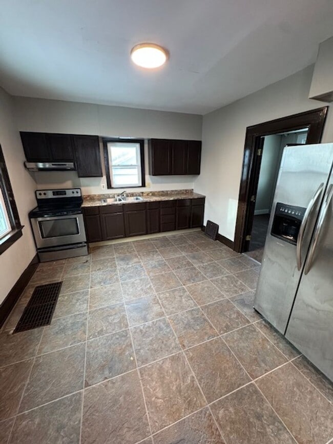 Building Photo - 905 Tecumseh St