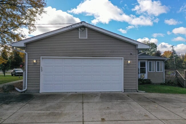 Building Photo - Spacious Ranch with Over 2,200 Finished Sq...