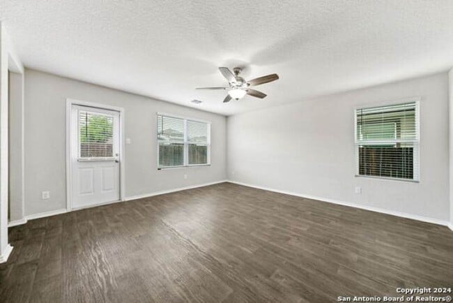 Building Photo - 5 Bedrooms/3.5 Bathroom Laurel Vista Subdivision