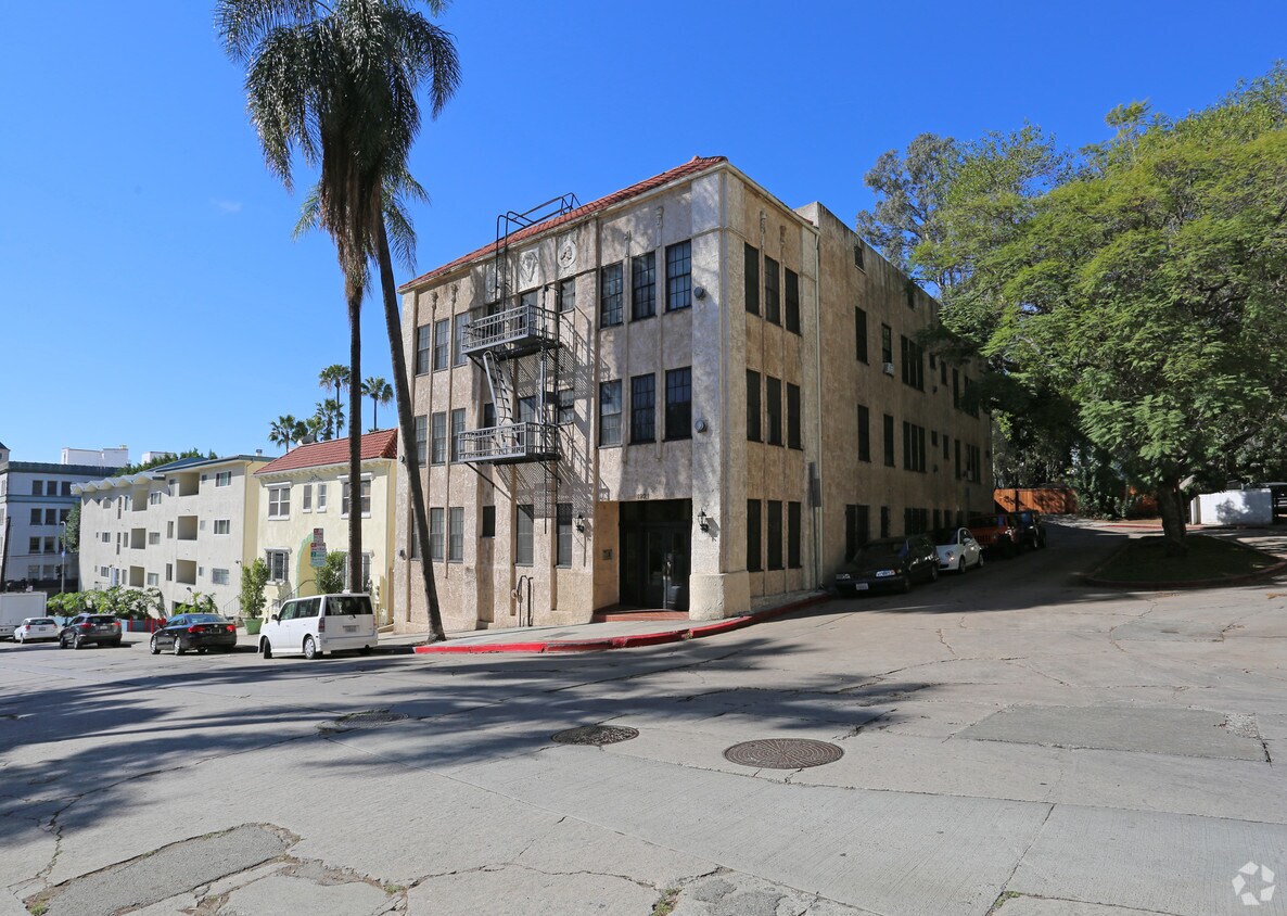 Primary Photo - 1921 Whitley Ave