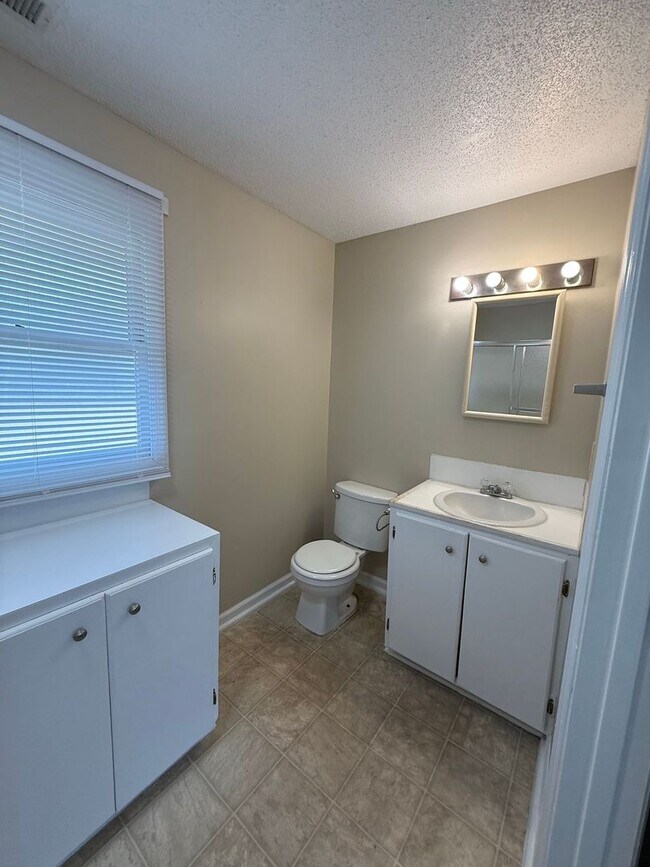 Foto del edificio - Three Bedroom two Bath home located in South West Area