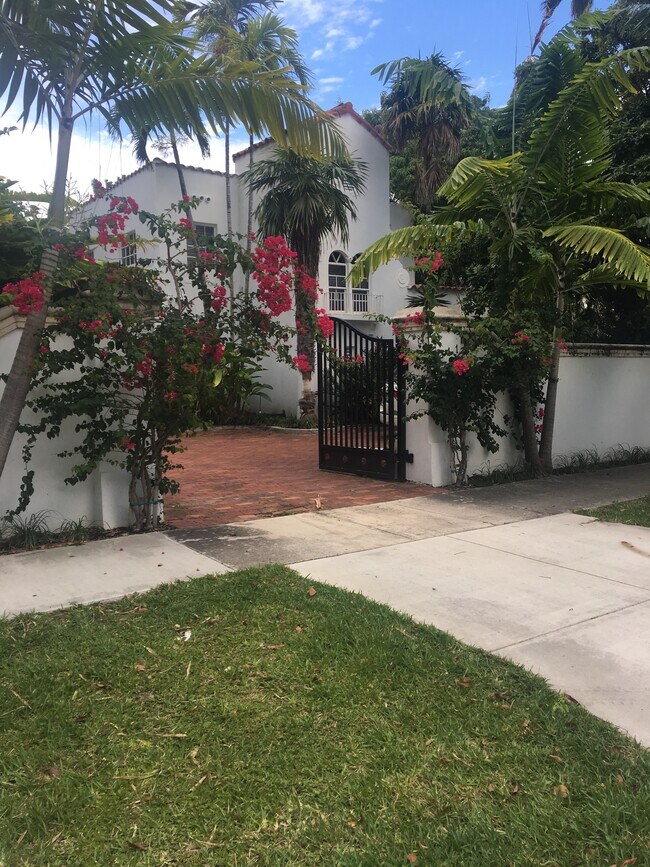 Foto del edificio - 2211 N Bay Rd