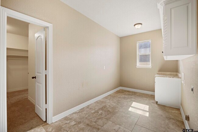 Foto del edificio - 7726 Cherryhill Drive