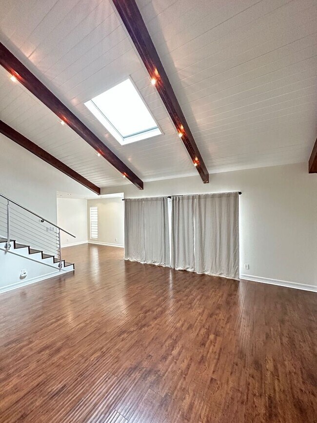 Building Photo - Sherman Oaks- 2 Bed 3 Bath Townhome - Atta...