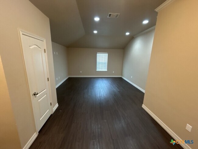 Foto del edificio - 2710 S Clear Creek Rd