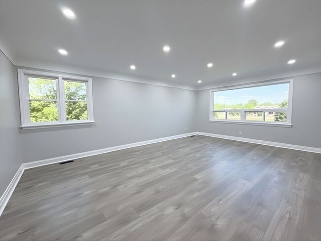 Building Photo - 20 W 4th St