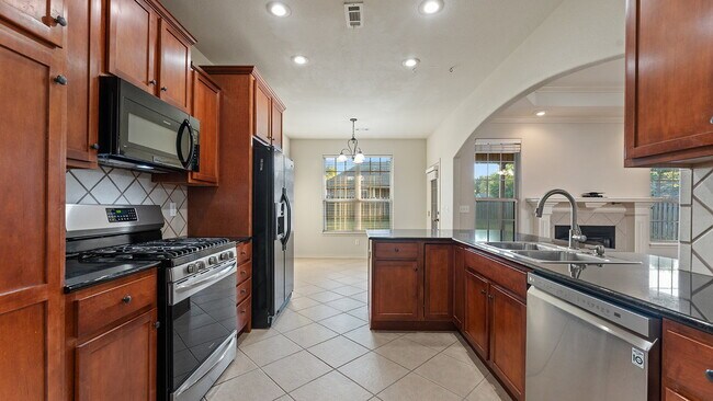 Foto del edificio - Charming 4-Bedroom Fayetteville Retreat with Granite Accents & Warm Fireplace!