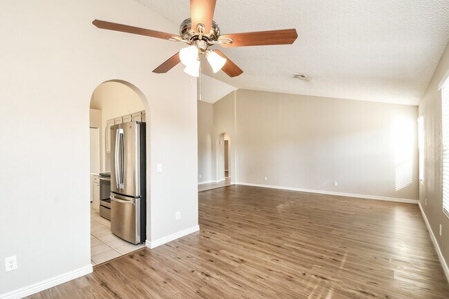 Foto del edificio - 6143 W Harrison St